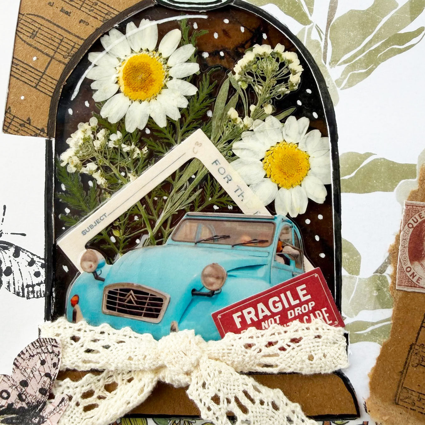 Collage dans une cloche de verre