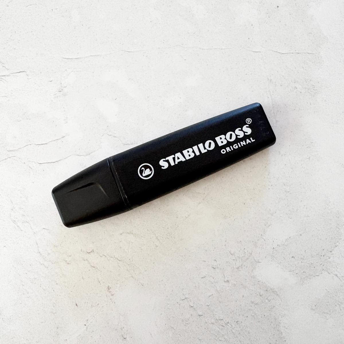 Surligneur noir de Stabilo