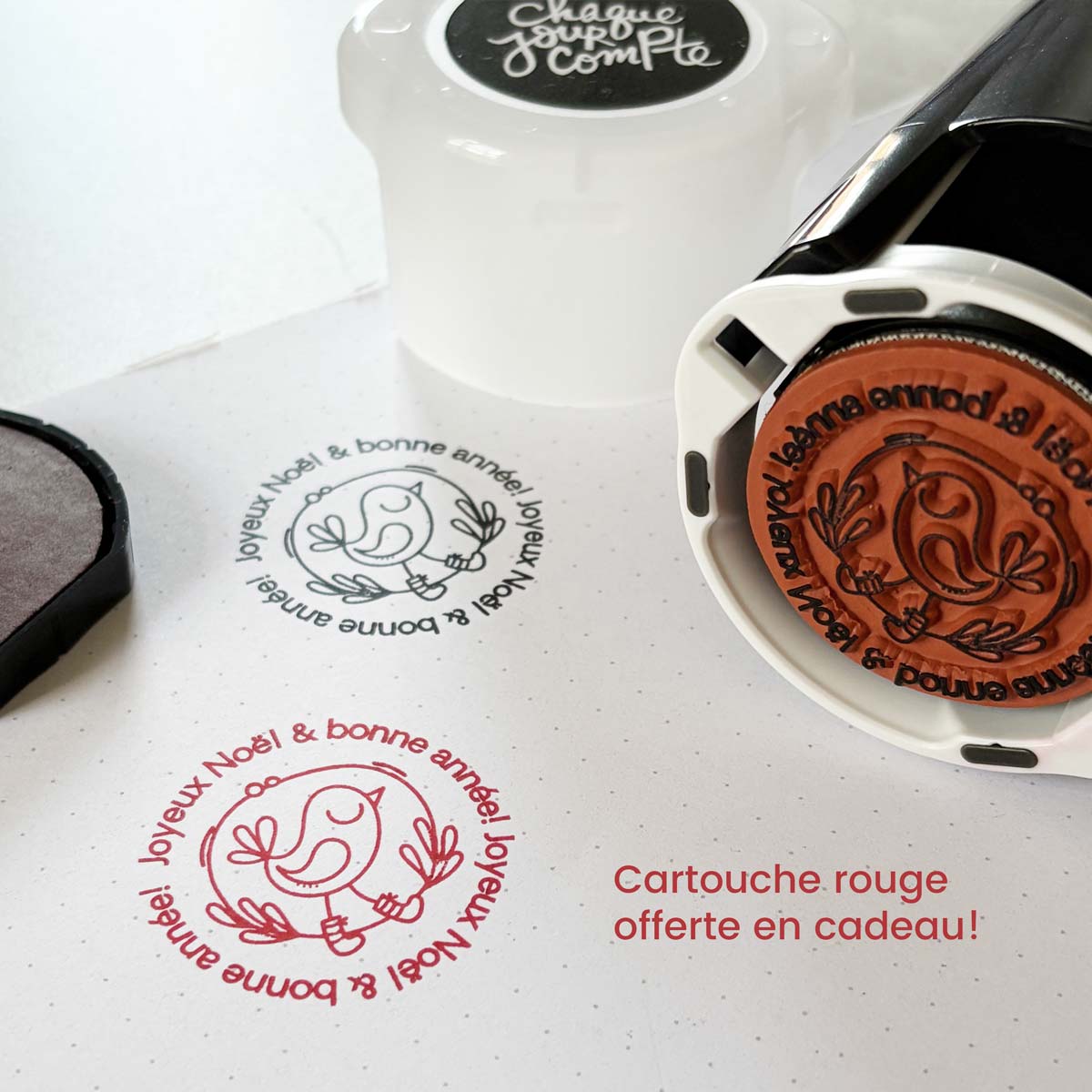 Petit oiseau dans le feuillage AVEC SOUHAITS - 1 autoencreur, cartouche d'encre ROUGE EN BONUS!