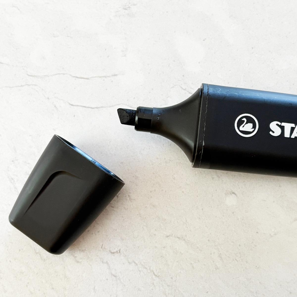 Surligneur noir de Stabilo